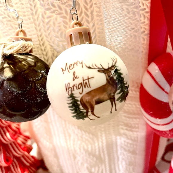 Mini acorn and deer Christmas ornament earrings - Picture 4 of 6
